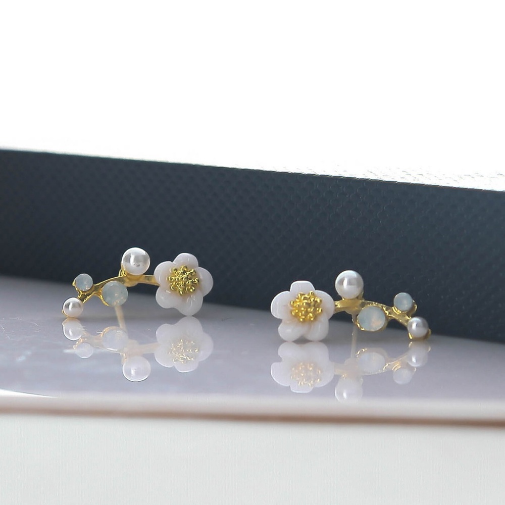 NEW flower stud earrings - Picture 4 of 4